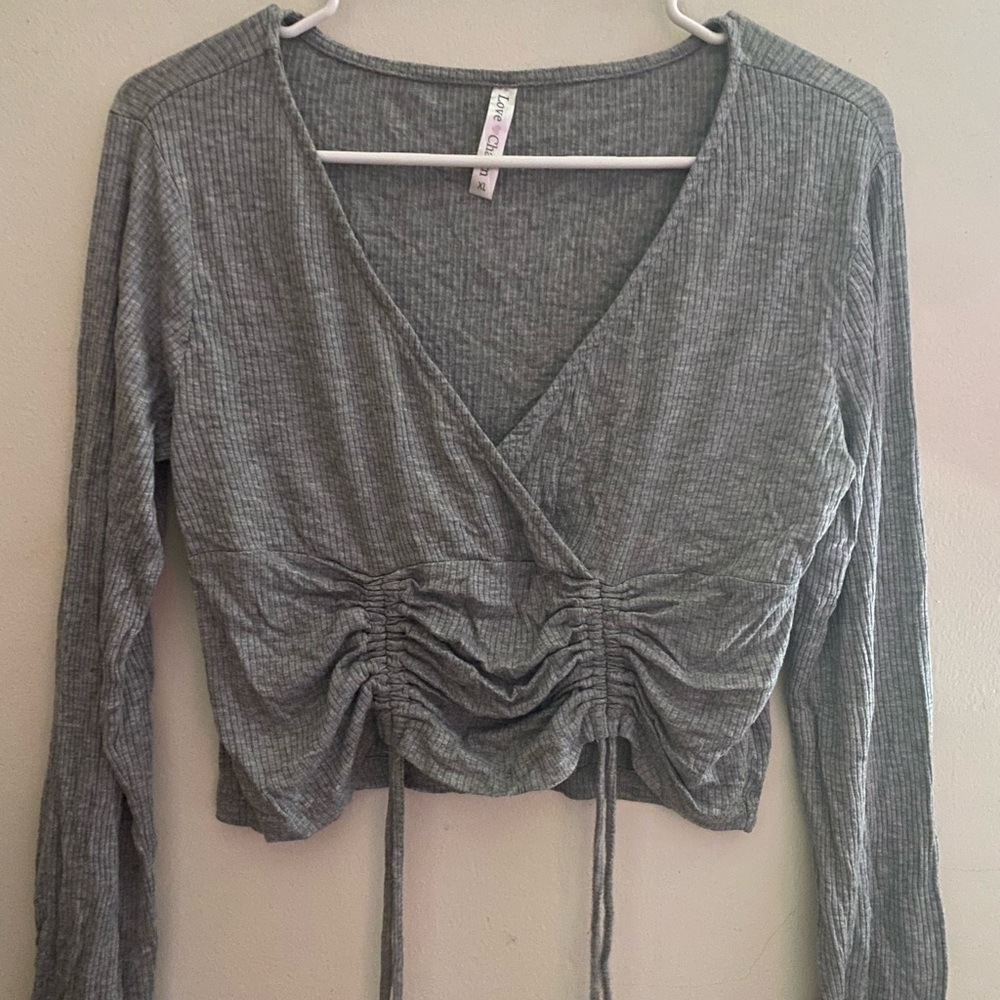 Cropped gray shirt